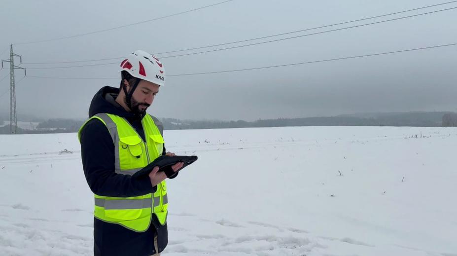 Nejnovější metoda kontroly stožárů vysokého napětí je tu. Probíhá za pomoci dronů