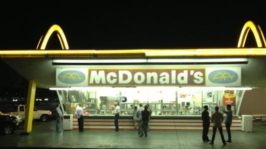 Smolaři lupiči. Přepadli McDonald´s plný elitních vojáků!