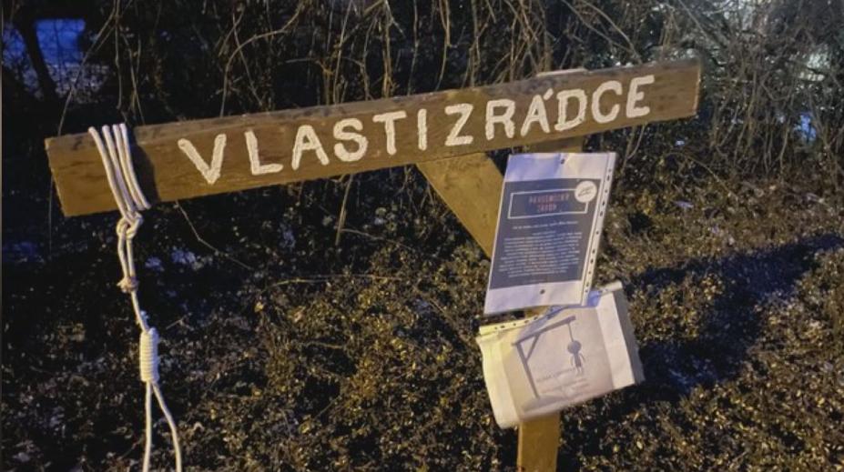 Policie obvinila muže, který postavil před dům hejtmana šibenici. K činu se přiznal