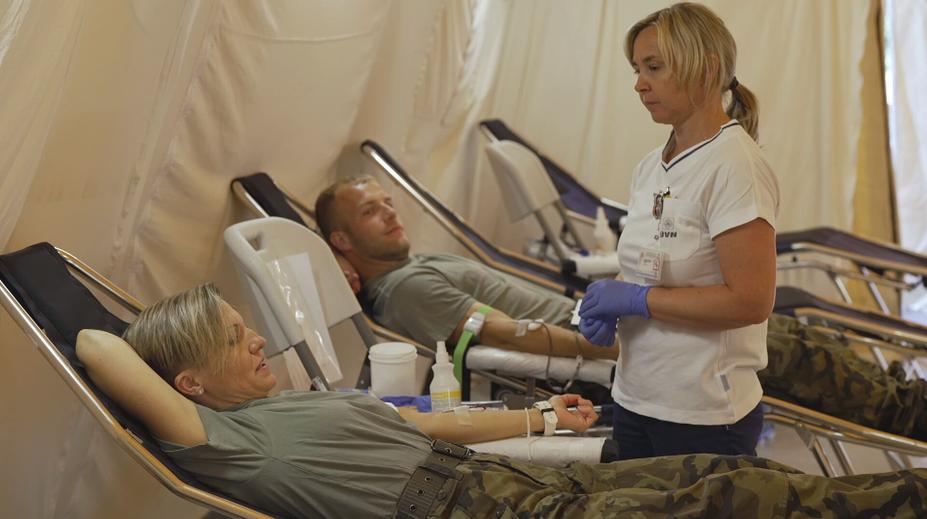 Chodící krevní banka daruje zraněnému krev do čtvrt hodiny, říká zdravotník