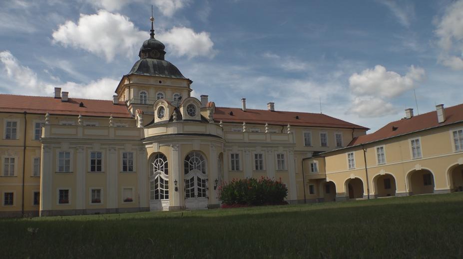 Lidem se otevřely hrady a zámky zdarma. Někteří i tak nechali lístky propadnout