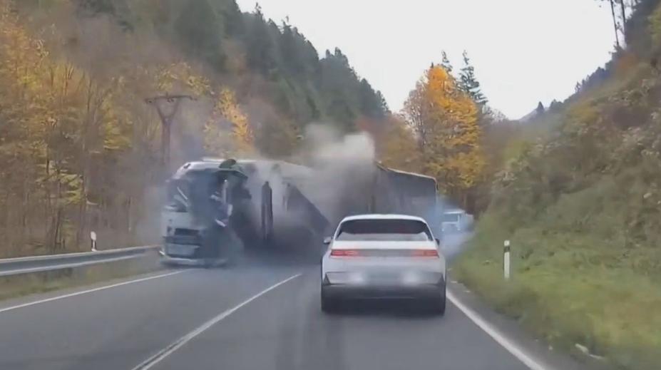 Hororovou nehodu na Slovensku zachytily kamery. Podruhé jsem se narodil, říká řidič