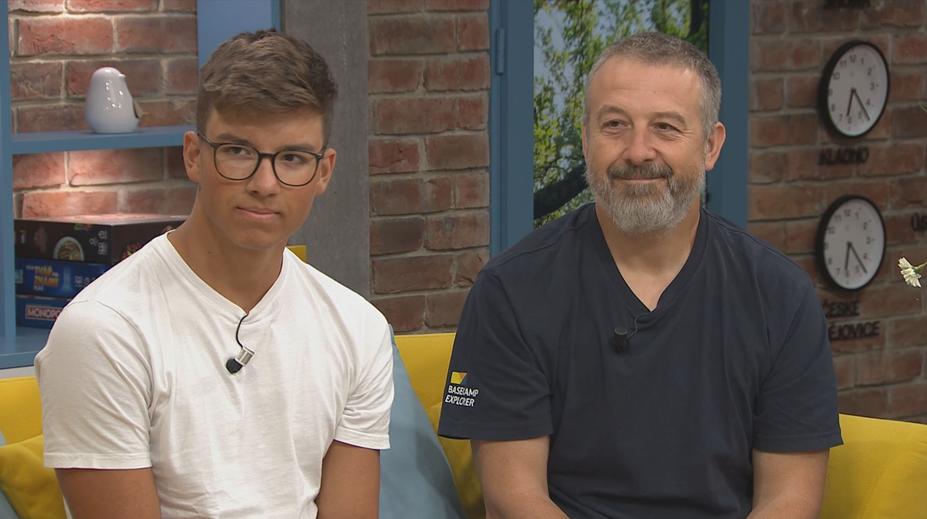 Mladší z Ice Family přeplaval La Manche. Ve vodě se zahříval hovězím vývarem