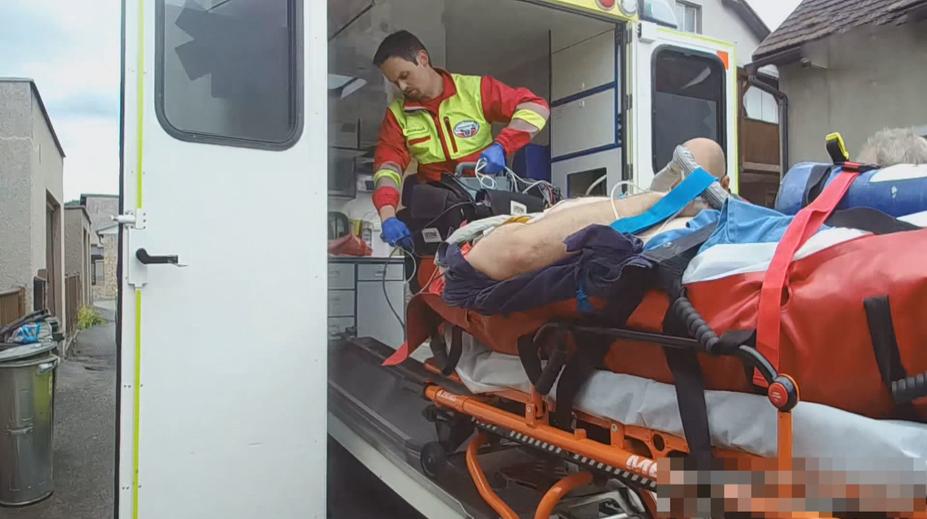 Muže zasáhl proud a nedýchal. Za jeho záchranu dostanou policisté pochvalu