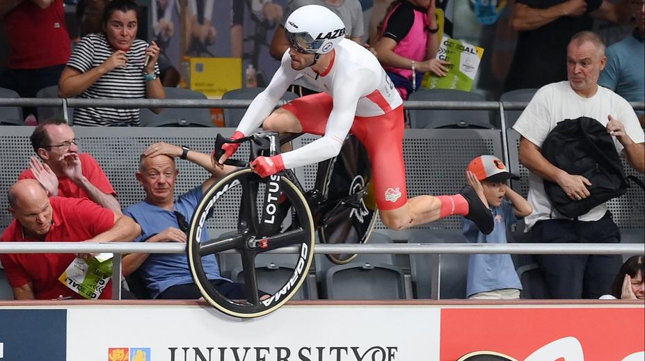 Hrozivá nehoda v dráhové cyklistice. Závodník vjel mezi fanoušky