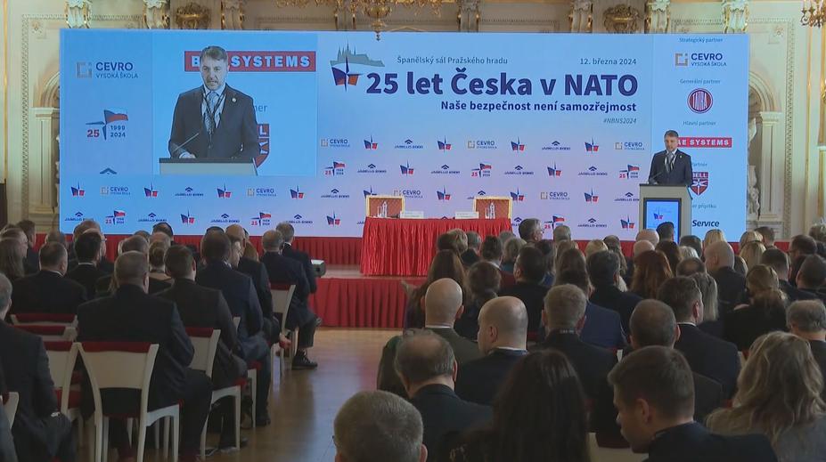 Sláva na Hradě. Překvapil smutný Nečas, pohublý Topolánek i zarostlý Langer