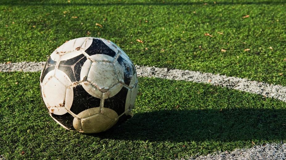 Brutální rvačka na fotbale! Hráč kopal soupeře ležícího na zemi