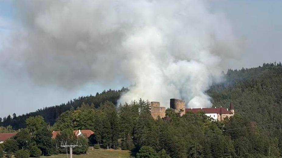 U hradu Velhartice hořel les. Hasiči s požárem bojovali celou noc