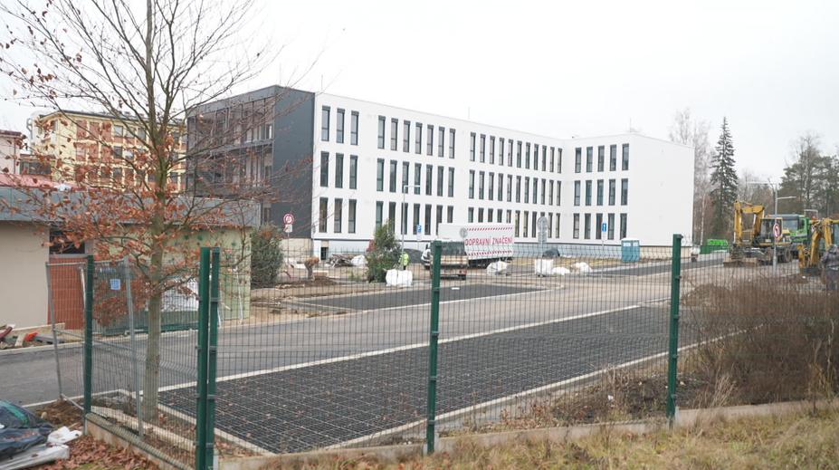 V Ostrově otevřeli moderní psychiatrický pavilon. Stavba vyšla na čtvrt miliardy