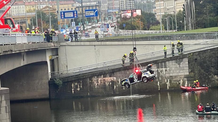 Dramatické záběry: Kamera zachytila policejní auto, jak v Praze padá z mostu