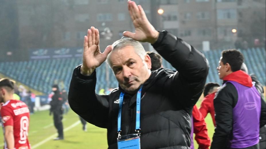 Bizár v Rumunsku. Kouč ukázal přesné oko, kvůli centimetrům se málem nehrálo