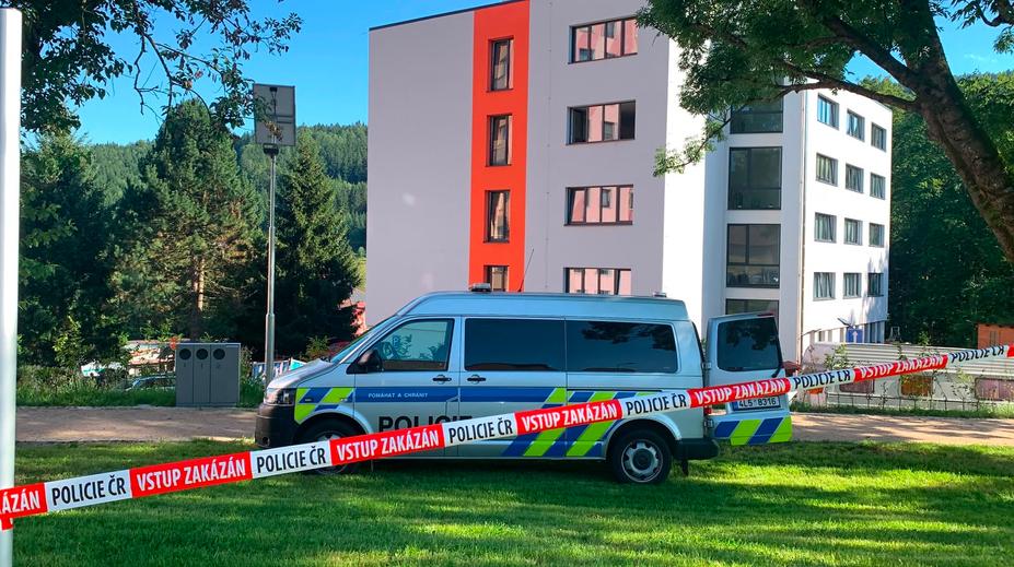 Tanvaldem otřásl útok v bytovce. Pro dva ze čtyř zraněných letěl vrtulník
