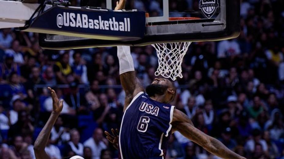 LeBron James odvrátil velkou blamáž. USA málem prohrály s trpaslíkem