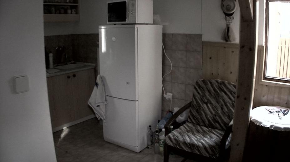 Do chaty na Broumovsku se nastěhoval tulák. Před policií se schoval pod postelí