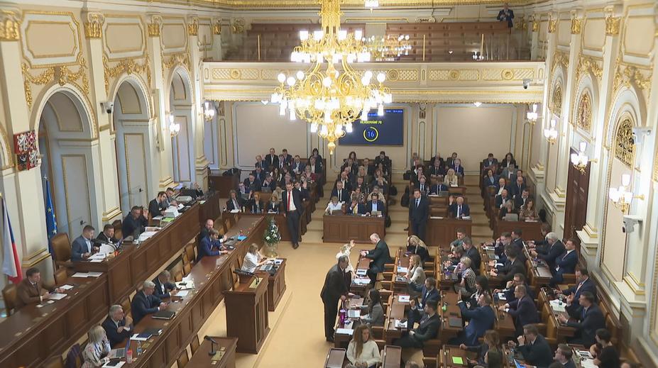 Sněmovna jedná o rozpočtu. Příští rok má být schodek 386 miliard korun
