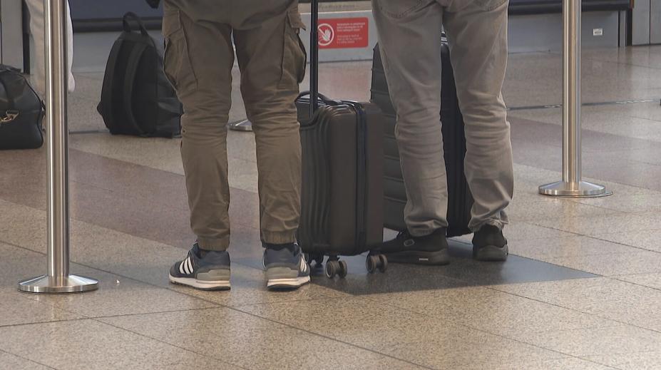Majitel cestovní agentury chtěl po klientech peníze navíc. Možná jednal nelegálně
