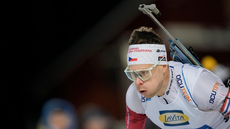 Biatlonisté na ženskou štafetu nenavázali. Se třemi trestnými koly skončili v TOP 10