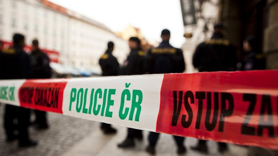 Noční zásah policie v Chebu. Před hernou se strhla rvačka, 34letý muž je ve vážném stavu