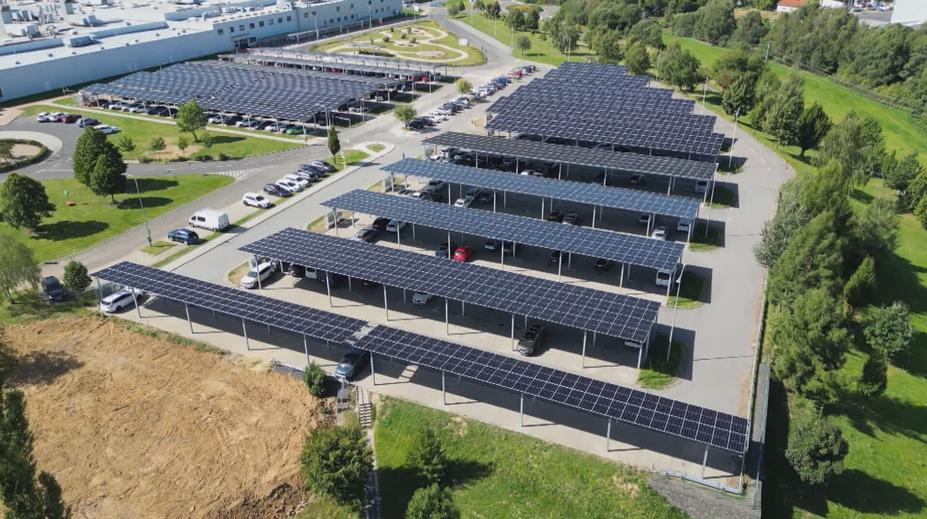 Parkoviště v Liberci zakryla solární elektrárna. Mohla by pohánět malé město