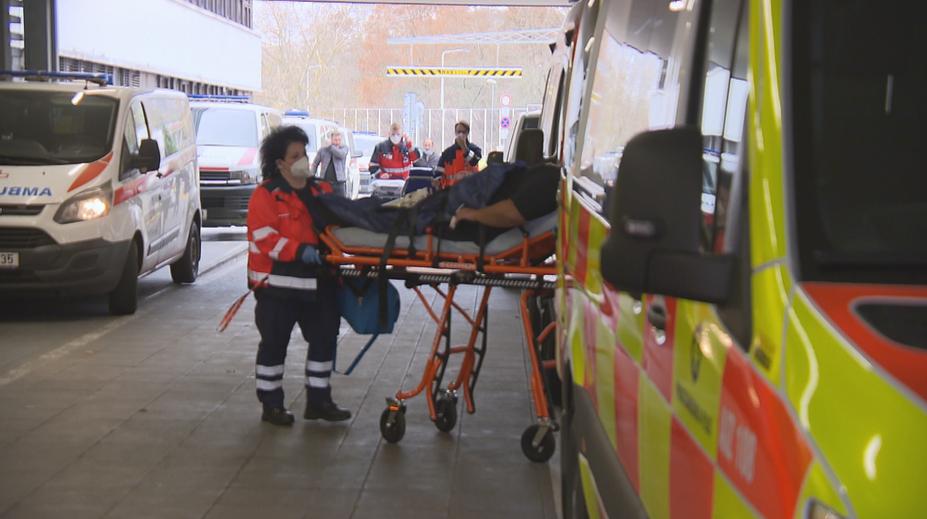 Silná bolest hlavy i horečka. Odbornice promluvila o příznacích meningitidy