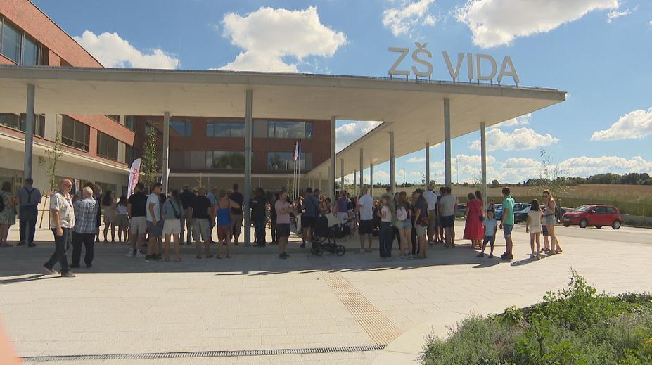 V Chýni otevírají novou školu. Najdete tam roboty i taneční sál