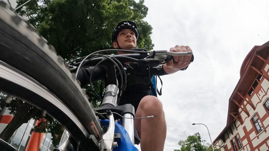 Reportér si vyzkoušel práci kurýra. Na kole rozvážel jídlo a ujel 25 kilometrů