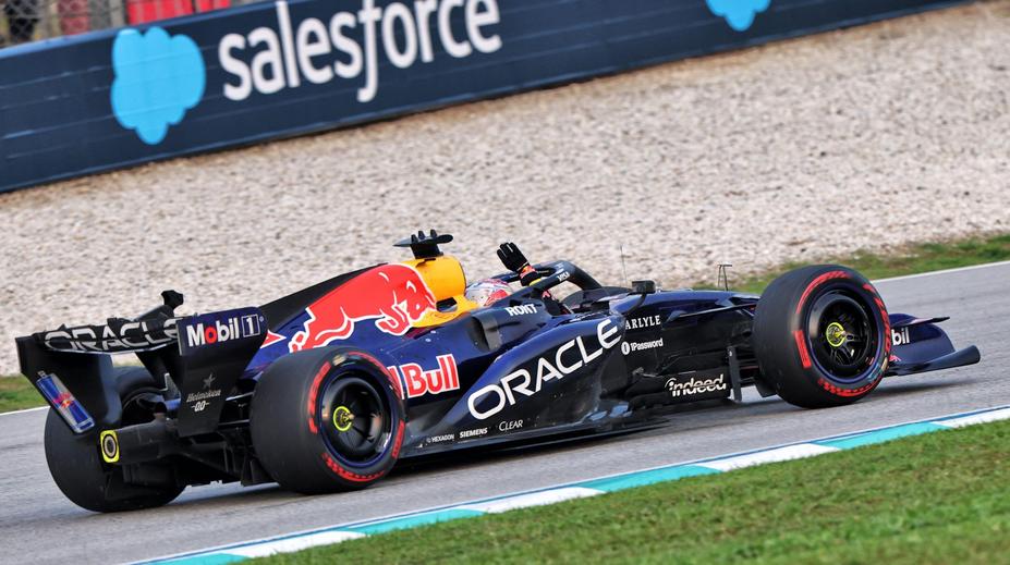 Chaos v Malajsii ovládl Verstappen. Red Bull slaví první triumf sezony