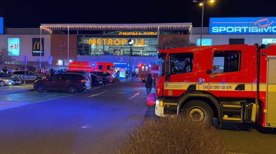 Hořelo v obchodním centru na pražském Zličíně. Stovky lidí museli evakuovat
