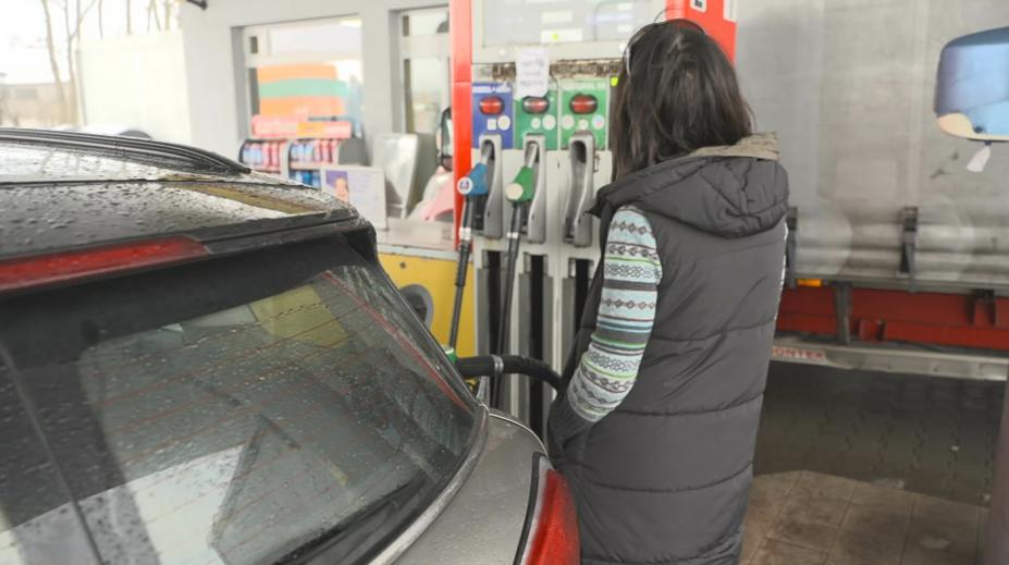 Nafta výrazně zlevnila. Benzín se prodává pod cenovým stropem