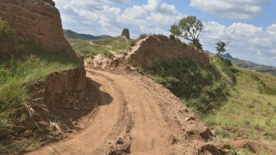 Dva bagristi probourali Velkou čínskou zeď. Udělali si zkratku do práce
