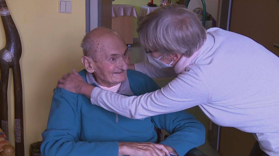 Seniory mohli v domovech navštívit příbuzní. Setkání se neobešla bez slz