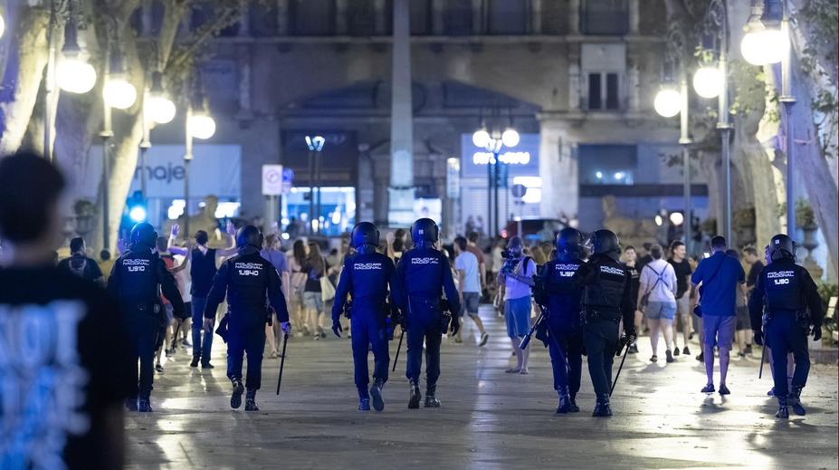 Ostrov povolal na turisty armádu. Míří tam i spousta Čechů