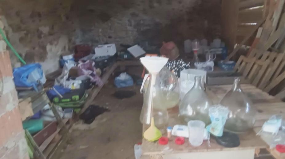 Policie našla na statku drogovou továrnu. Na stopu je přivedla smrt ženy