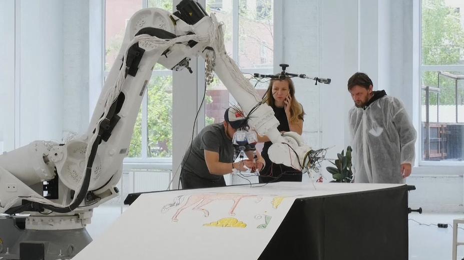 Robot v důchodu obnovuje tradiční ruské ornamentální vzory