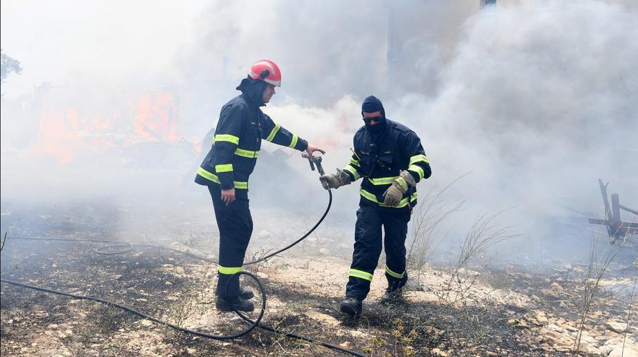 U Jadranu vypukly další požáry. Chorvaté varují před šířením dvou větví