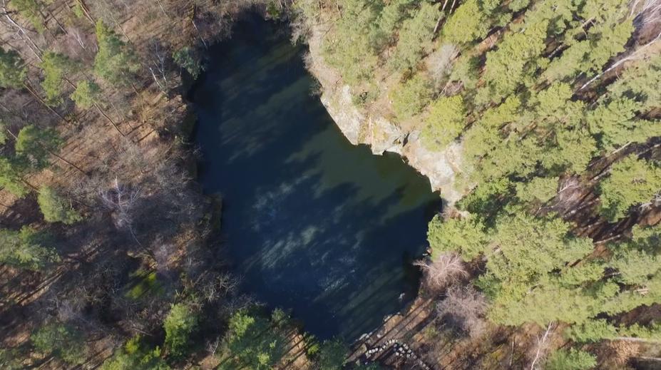 Lom na Chrudimsku skrývá desítky tun jedu. Sanace vyjde na miliony
