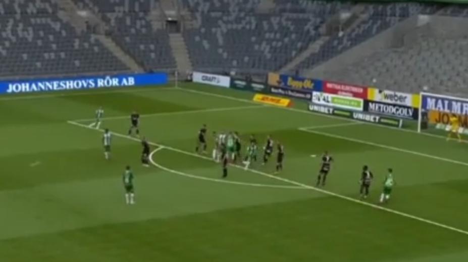 Borec na konec! Švédský fotbalista vykouzlil parádní přímý kop