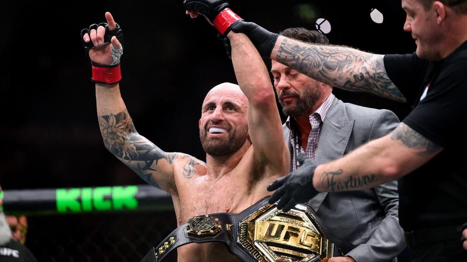 Volkanovski obhájil titul v UFC. Jeho soupeř si zlomil obě nohy