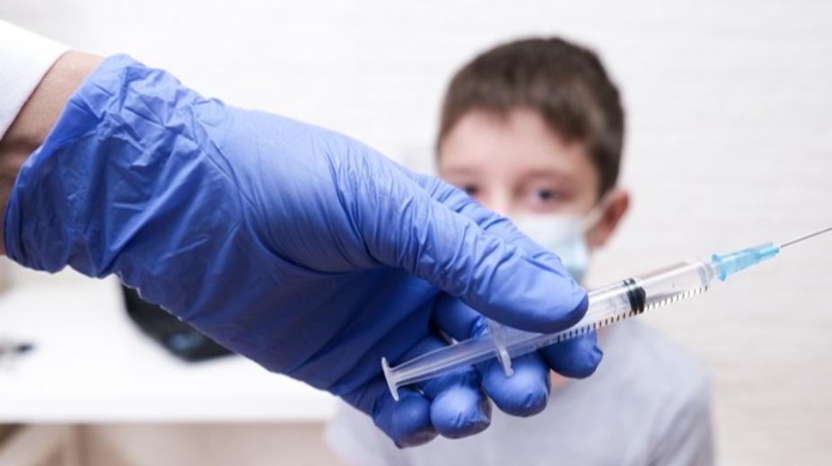 Posilující dávku dětem nad 12 let SÚKL nedoporučil. Válek rozhodnutí ignoroval