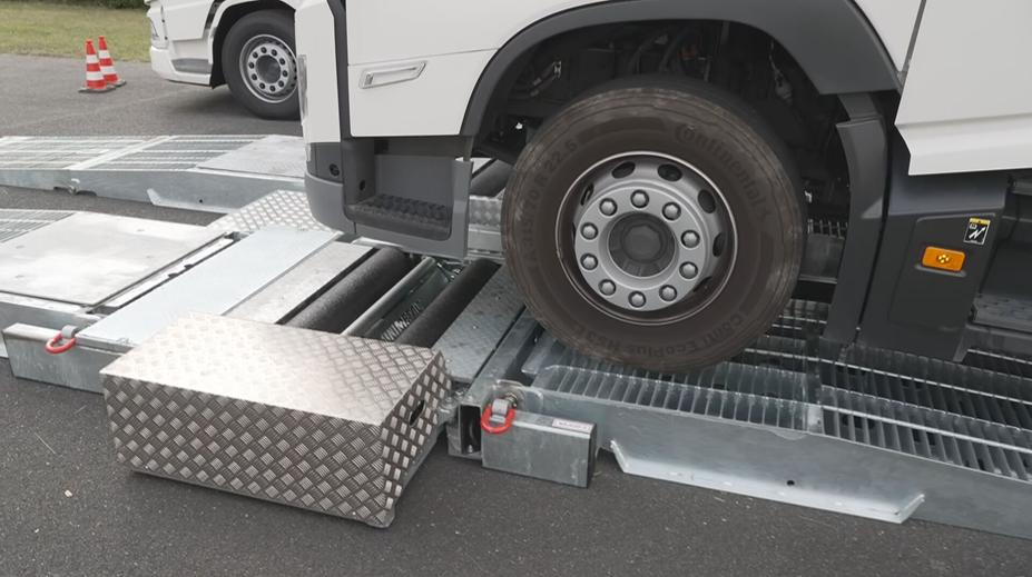 Nejen na vadné náklaďáky si nově posvítí mobilní STK. Měřit bude i emise