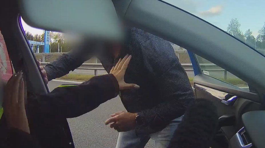 Muž na dálnici napadl ženu s dítětem. I policie je v šoku, neudržela emoce: Ubožák