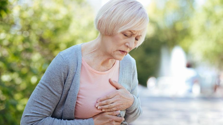 Infarkt se nemusí projevit bolestí na hrudi. Pět často přehlížených příznaků