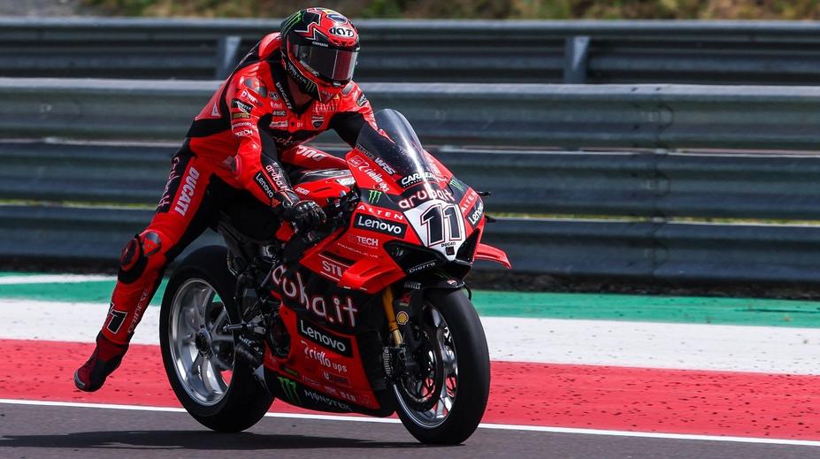 Šílený start superbiků v Mostě. Čtyři velké pády, k zemi šel i lídr šampionátu