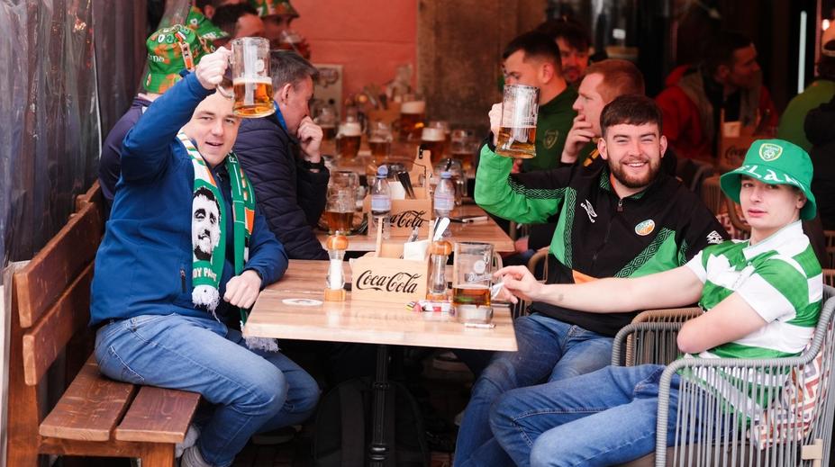 Irská párty v Praze: Fanoušci přerušili svatbu, v barech tráví hodiny