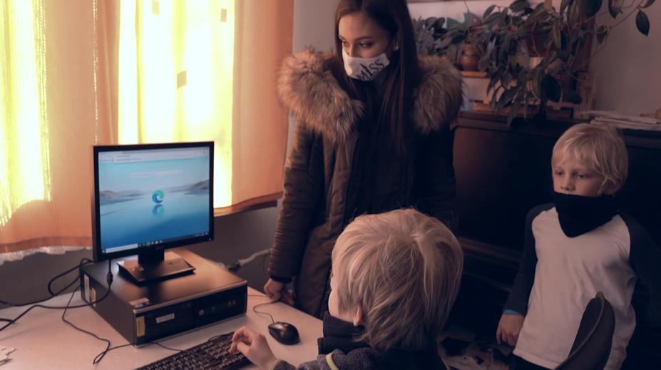 Známé tváře TV Nova pomáhají s distanční výukou, darovaly počítače