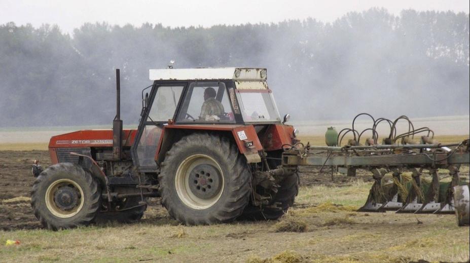 Na traktoriádě u Přerova se převrátila vlečka. 11 lidí skončilo v nemocnici