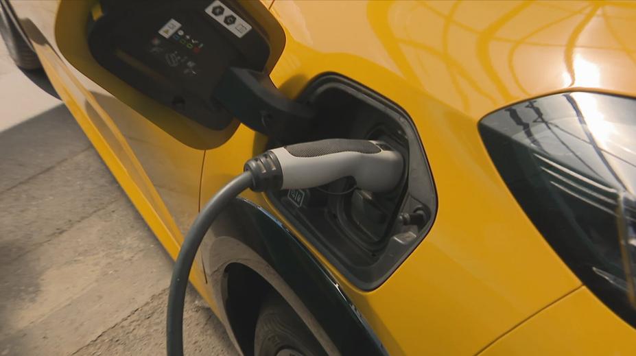 Česko má až třikrát více dobíjecích stanic než potřebuje. Elektroaut se prodává málo