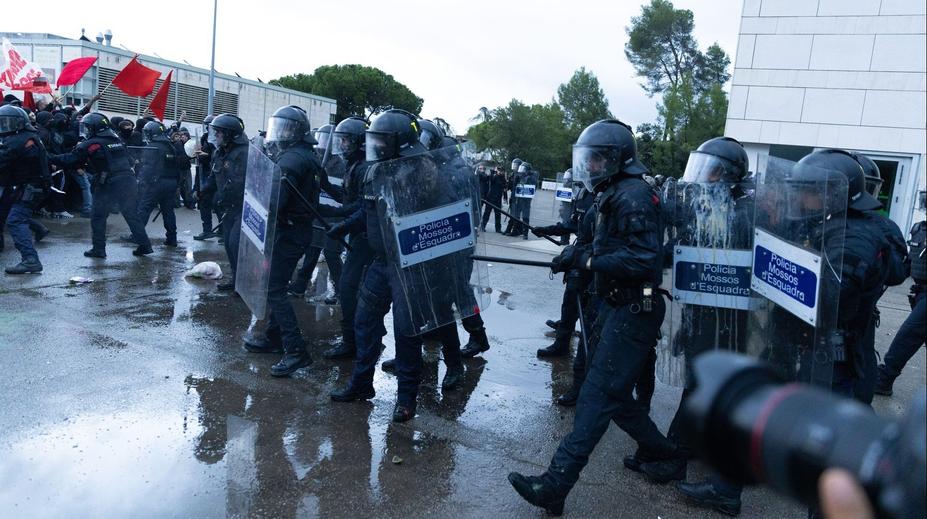 Drsné protesty zuří už v 6 evropských státech. Italská vláda posílá do Milána vojáky