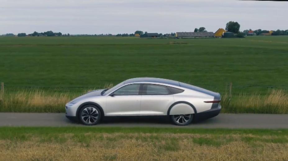 Sen se stává realitou? Tohle auto umí jezdit zadarmo, má to ale háček