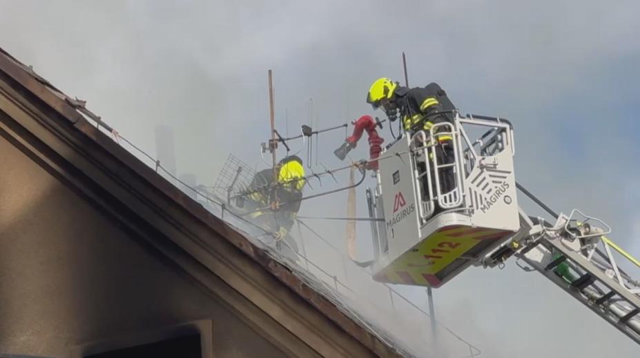 V centru Liberce hoří dům. Evakuují i okolní budovy